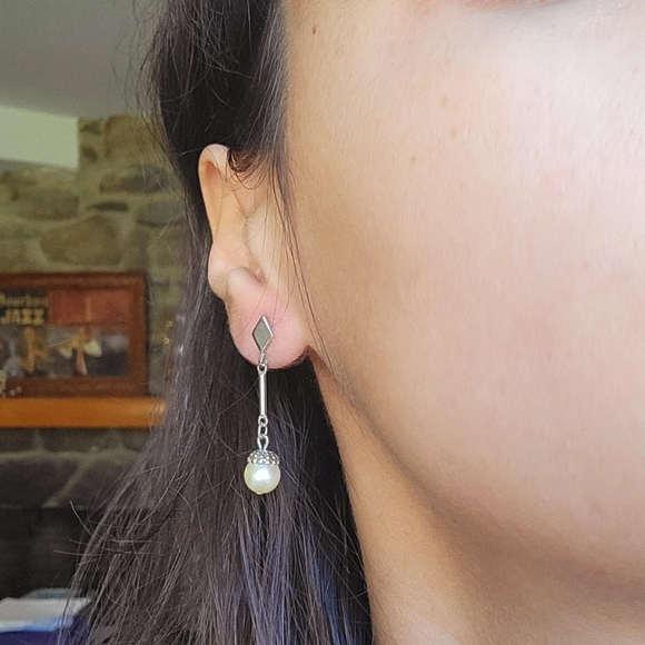 Vintage Avon Silver Simple Dainty Classic Pearl Drop Hanging Stud Earrings - Picture 6 of 16